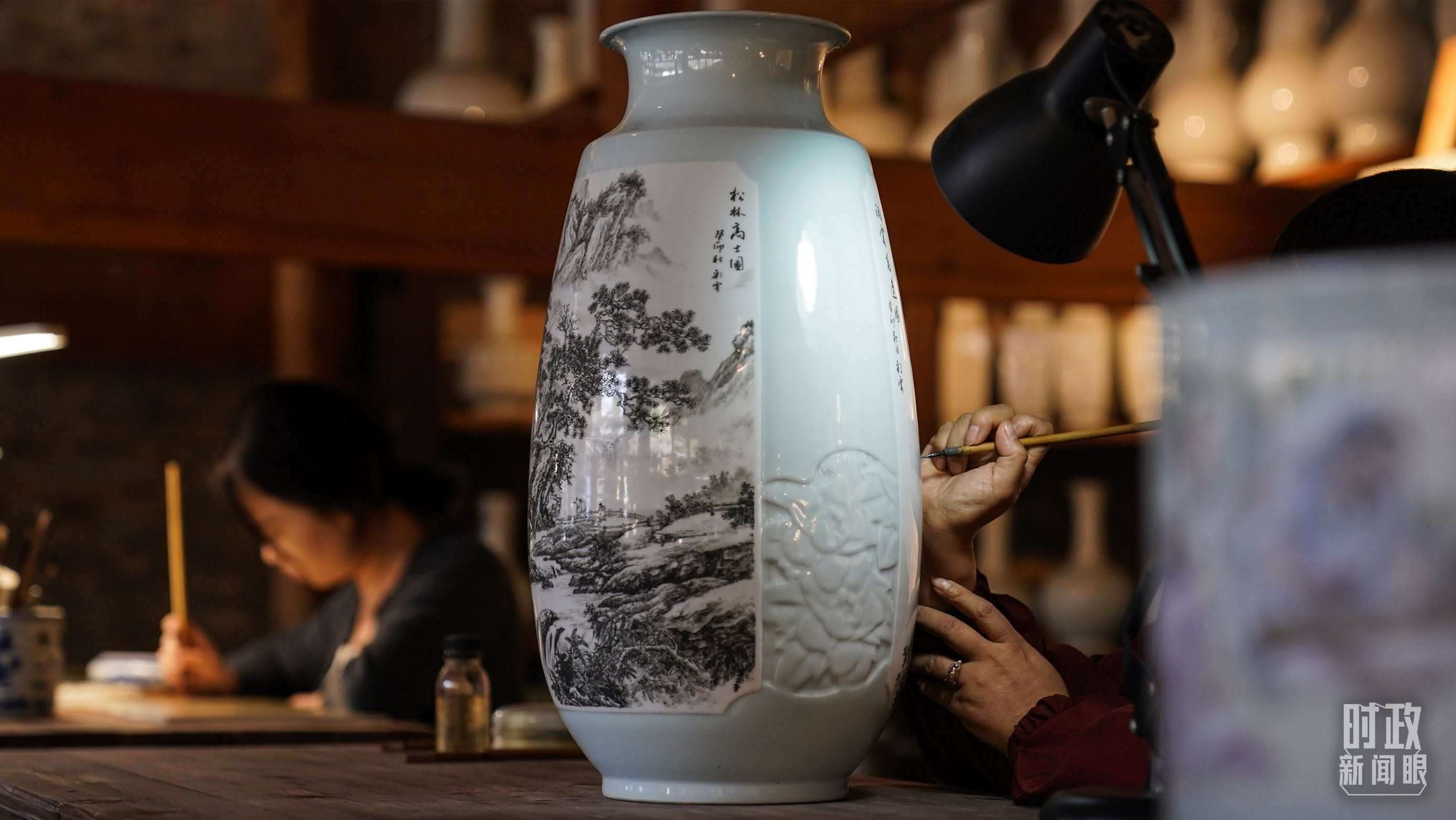 △陶瓷畫師正在繪制瓷器。（總臺(tái)國(guó)廣記者李晉拍攝）