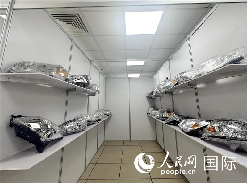 在位于莫斯科格林伍德國際貿(mào)易中心的浙江寧波優(yōu)質商品展銷中心內(nèi)，展示著來自浙江寧波慈溪市的汽車配件樣品。人民網(wǎng)記者 申佳平攝