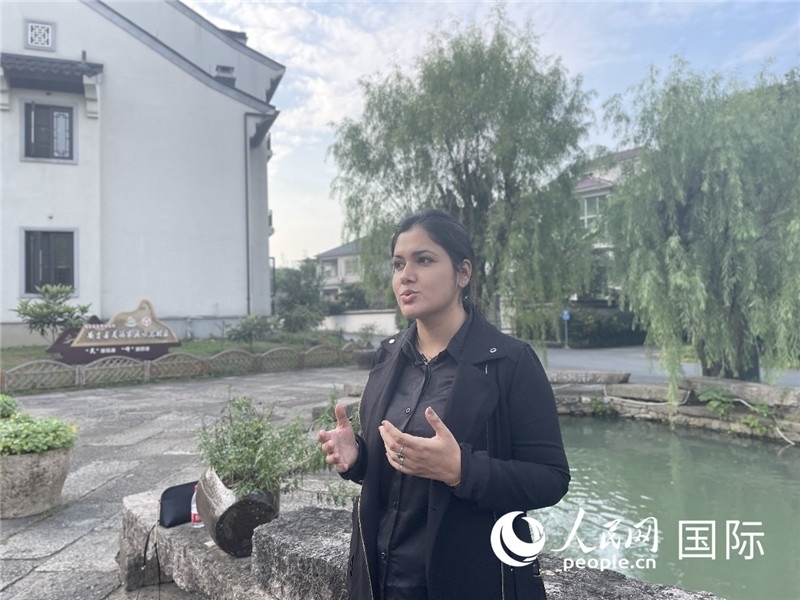 孟加拉國Channel 24電視頻道主持人伊斯拉特·阿敏在安吉接受記者采訪。人民網(wǎng)記者 張榮攝