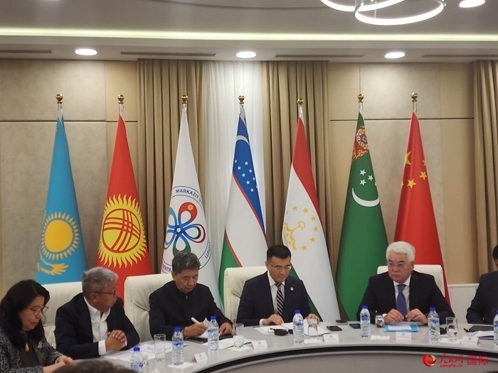 中國駐烏茲別克斯坦大使于駿致辭。人民網記者 李強攝