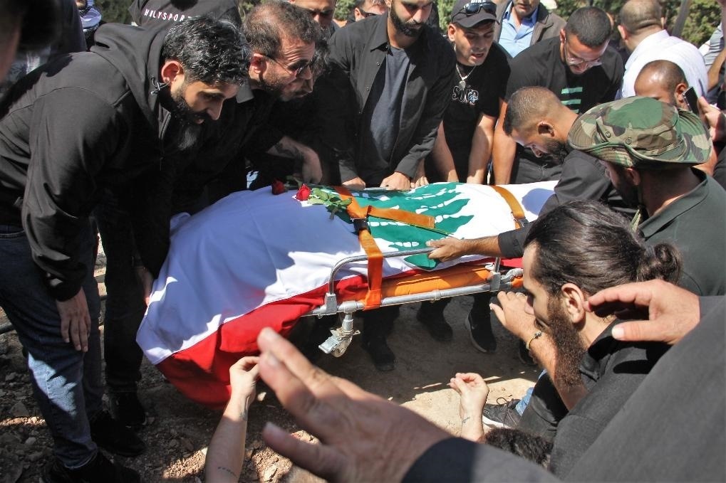 10月14日，黎巴嫩南部希亞姆鎮(zhèn)，黎巴嫩記者和民眾為在以色列轟炸中死亡的攝影記者伊薩姆·阿卜杜拉送葬。新華社發(fā)（塔希爾·阿布·哈姆丹攝）