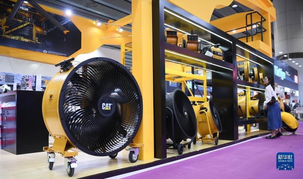 10月15日，參觀者在了解一家美國(guó)參展商的產(chǎn)品。新華社記者 鄧華 攝