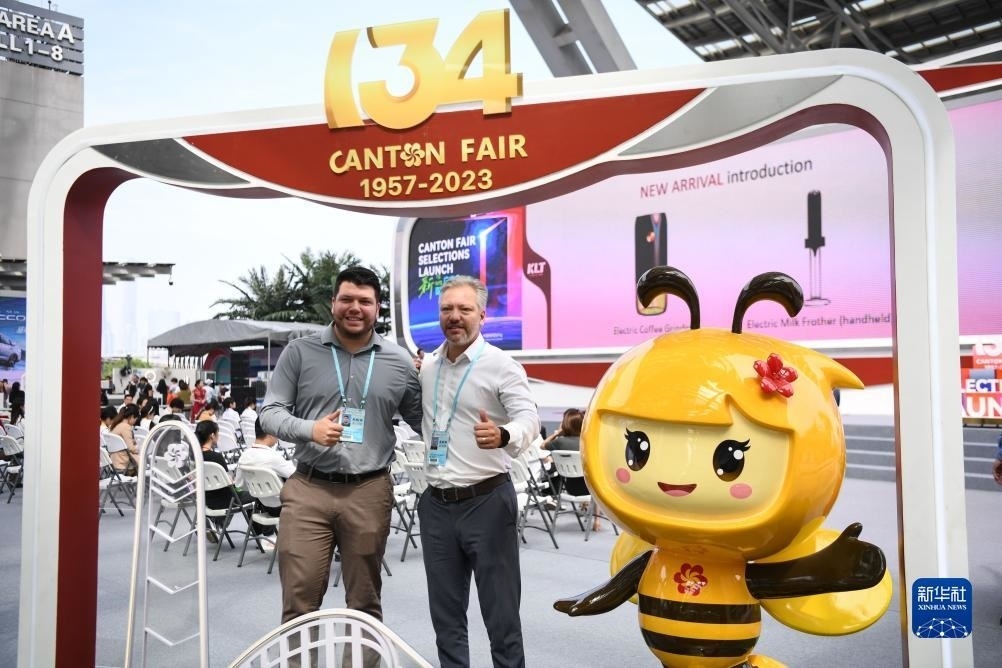 10月15日，來(lái)自巴西的采購(gòu)商在廣交會(huì)上合影。新華社記者 鄧華 攝