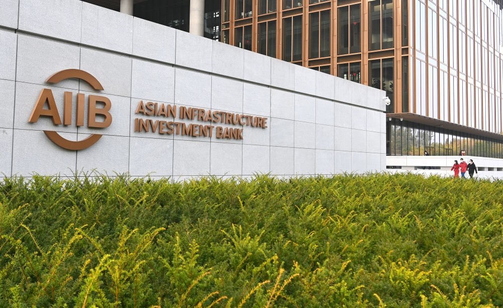 這是亞洲基礎(chǔ)設(shè)施投資銀行（亞投行）標(biāo)志（2021年10月25日攝）。新華社記者 李賀 攝