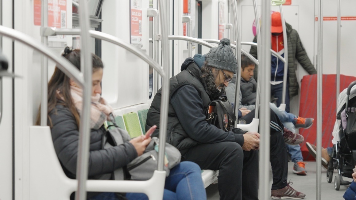 阿根廷布宜諾斯艾利斯市，乘客們乘坐A線地鐵從郊區(qū)前往市內(nèi)。人民網(wǎng)記者 張若涵攝