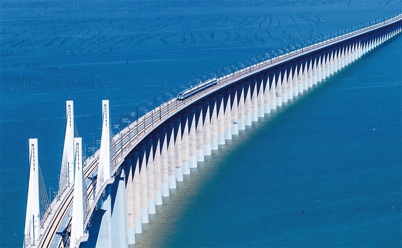 2023年9月28日，中國首條時速350公里跨海高鐵——福廈高鐵正式開通運營。圖為一列運行試驗車組駛過福廈高鐵湄洲灣跨海大橋（9月19日攝，無人機照片）。 新華社記者 魏培全/攝