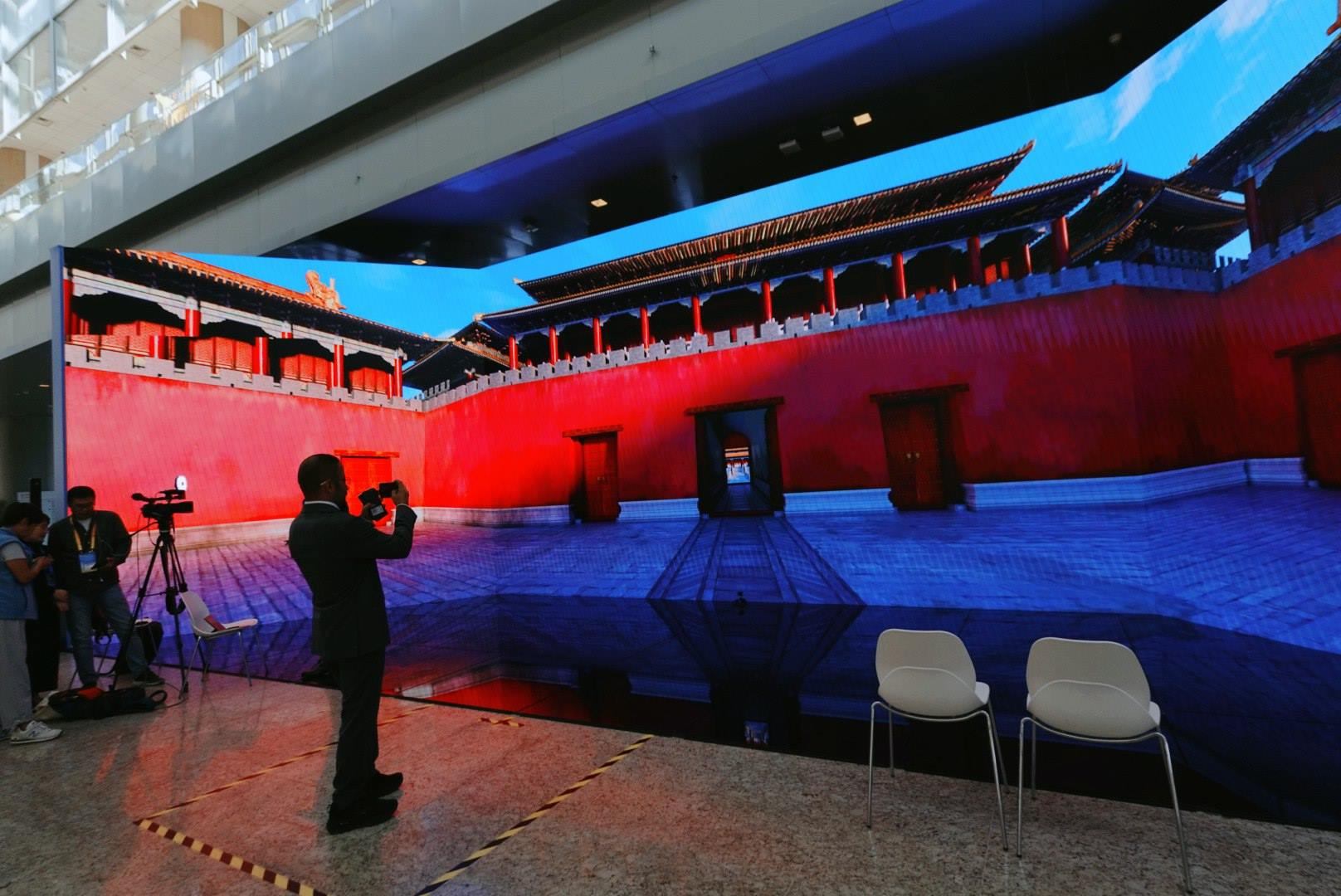 位于新聞中心的科技文化互動展示區(qū)。人民網(wǎng)記者 許維娜攝