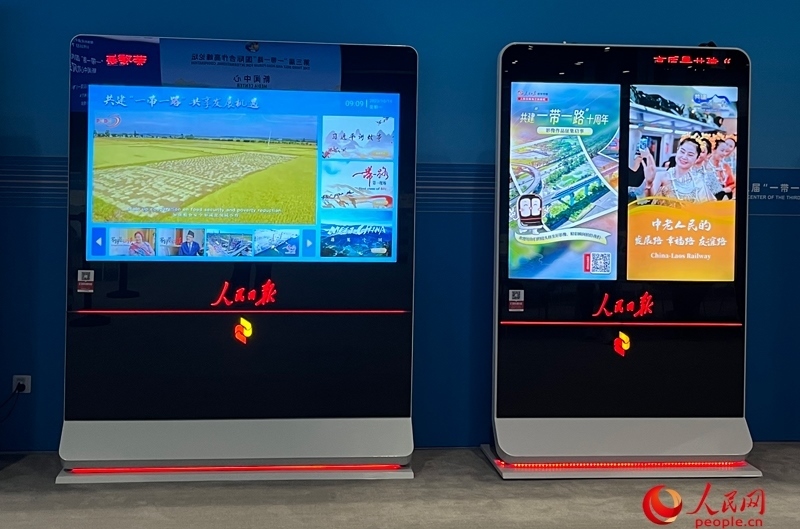 位于新聞中心的人民日報電子閱報欄。人民網(wǎng)記者 杜燕飛攝