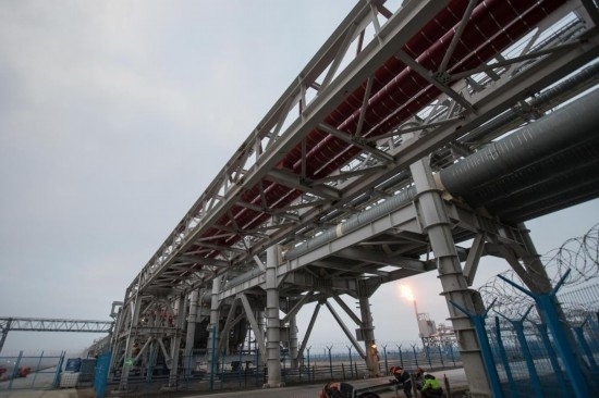 這是2018年8月8日在俄羅斯薩別塔拍攝的中俄亞馬爾項(xiàng)目輸氣管道。（新華社記者吳壯攝）