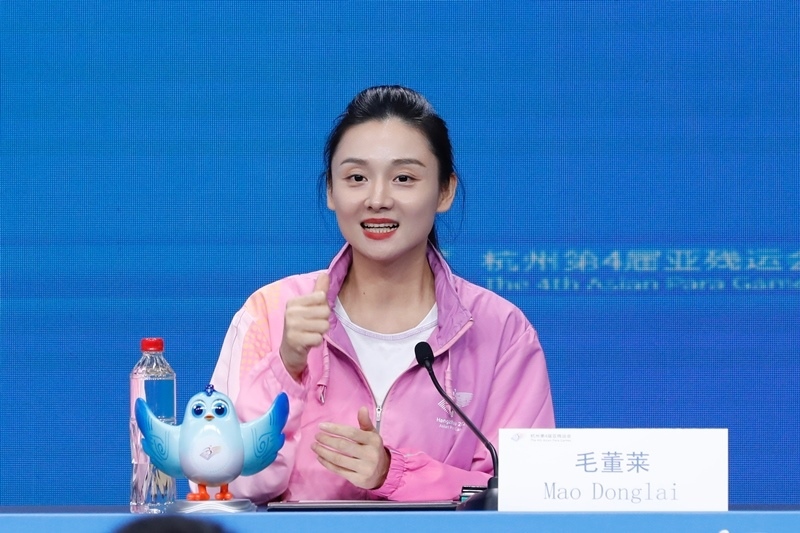 杭州市殘疾人綜合服務中心干事毛董萊介紹成為亞殘運會火炬手的經(jīng)歷。杭州亞殘組委供圖