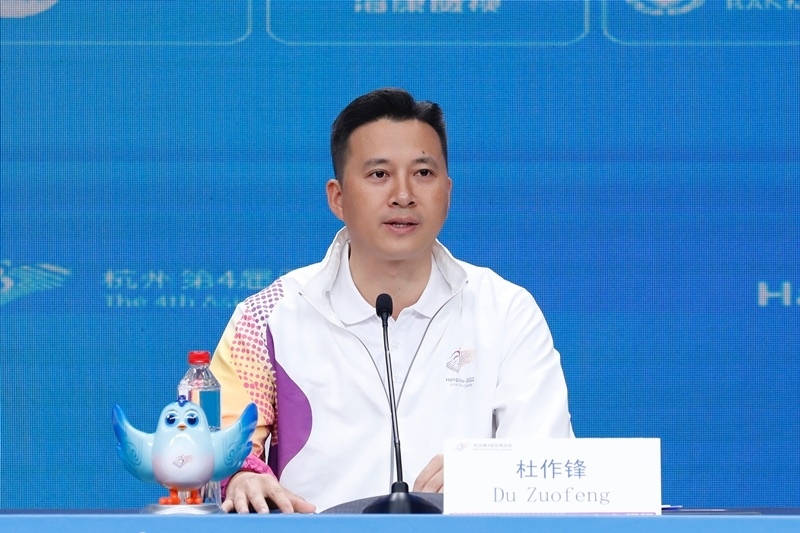 杭州亞殘運會火炬?zhèn)鬟f指揮中心副指揮長杜作鋒介紹火炬?zhèn)鬟f工作安排。杭州亞殘組委供圖