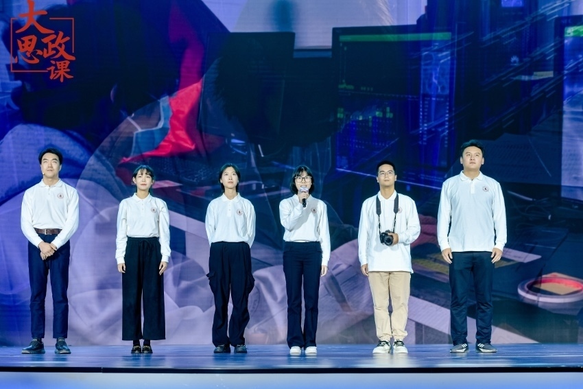 四川大學(xué)三星堆遺址考古隊(duì)隊(duì)長(zhǎng)、考古文博學(xué)院教授黎海超和四川大學(xué)三星堆遺址考古隊(duì)隊(duì)員們