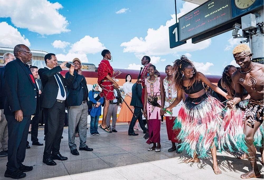 △2023年10月6日，多國(guó)駐肯使節(jié)在肯尼亞內(nèi)羅畢的蒙內(nèi)鐵路內(nèi)羅畢站觀看文藝演出。