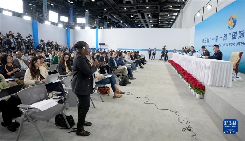 10月16日，第三屆“一帶一路”國(guó)際合作高峰論壇新聞中心在北京國(guó)家會(huì)議中心舉行首場(chǎng)吹風(fēng)會(huì)，邀請(qǐng)自然資源部國(guó)際合作司和相關(guān)單位負(fù)責(zé)人介紹有關(guān)情況，并回答記者提問(wèn)。新華社記者 王毓國(guó)攝