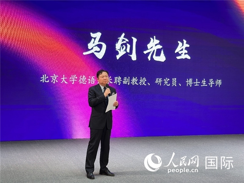 北京大學(xué)德語系長聘副教授馬劍點評學(xué)生表現(xiàn)。（攝影：張麗鷗）