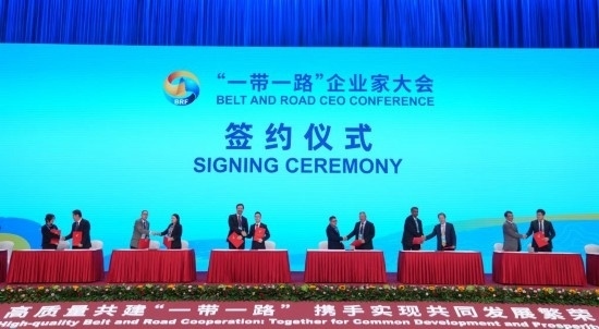 這是10月17日拍攝的簽約儀式現(xiàn)場(chǎng)。當(dāng)日，“一帶一路”企業(yè)家大會(huì)在北京召開(kāi)。（新華社記者王毓國(guó)攝）