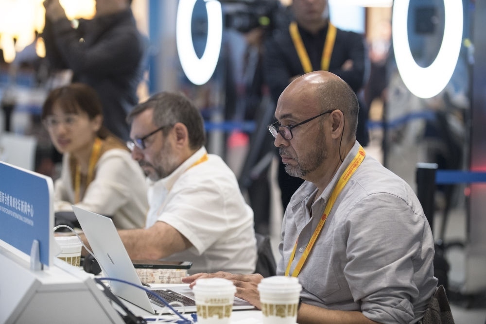 記者在“一帶一路”國際合作高峰論壇新聞中心工作（2023年10月17日攝）。