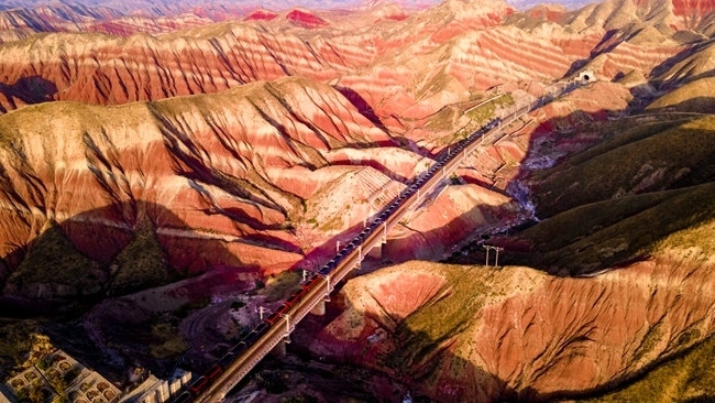 穿越丹霞地貌的火車。蘭州局集團公司融媒體中心供圖