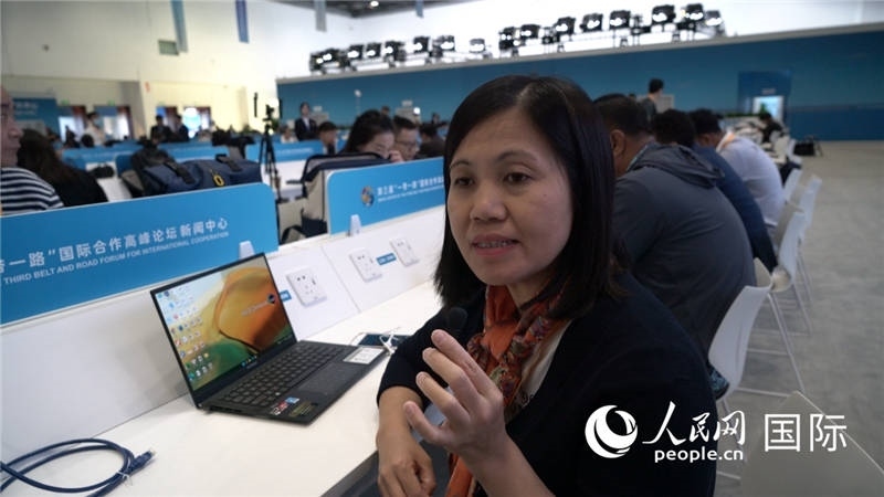 越南之聲廣播電臺(tái)記者胡鴻行（音譯，H? H?ng H?nh）與記者交談。人民網(wǎng) 楊春燕攝