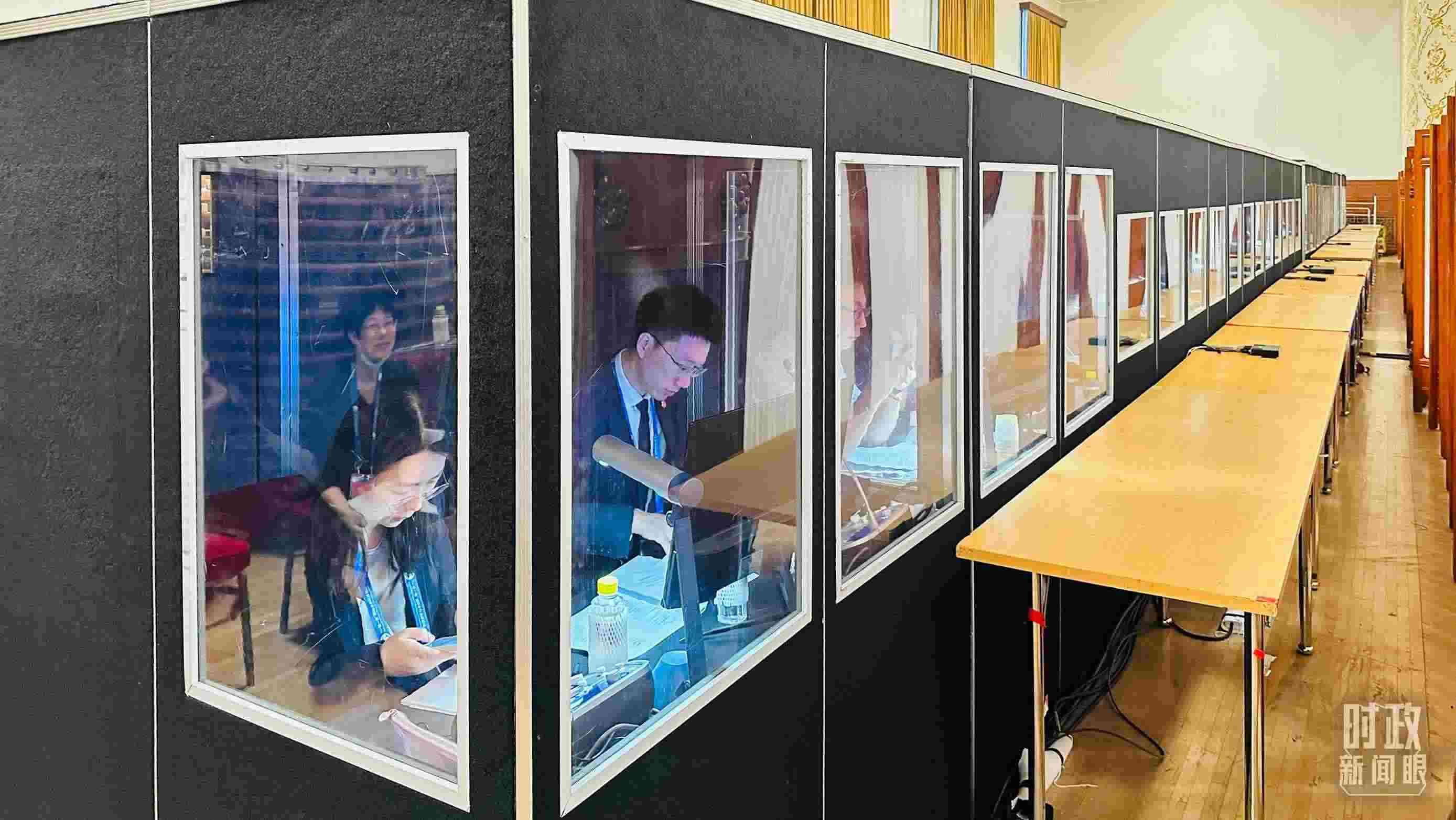 △開幕式現(xiàn)場的多語種同傳間。（總臺國廣記者時冉拍攝）