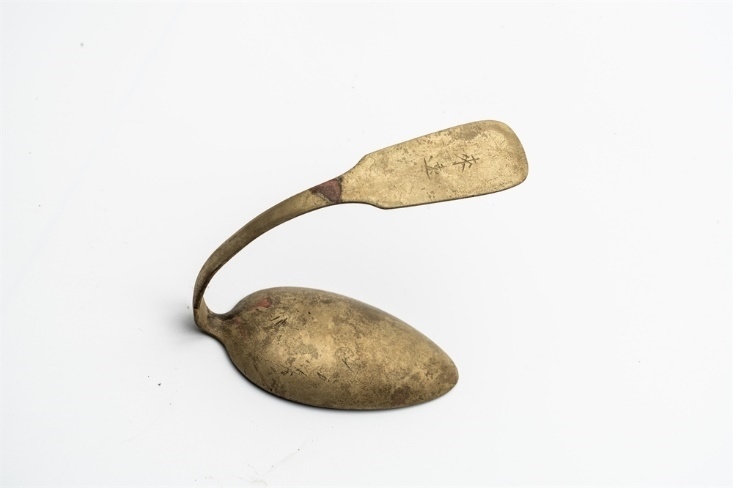 鏨刻“來(lái)遠(yuǎn)”的湯勺。國(guó)家文物局供圖