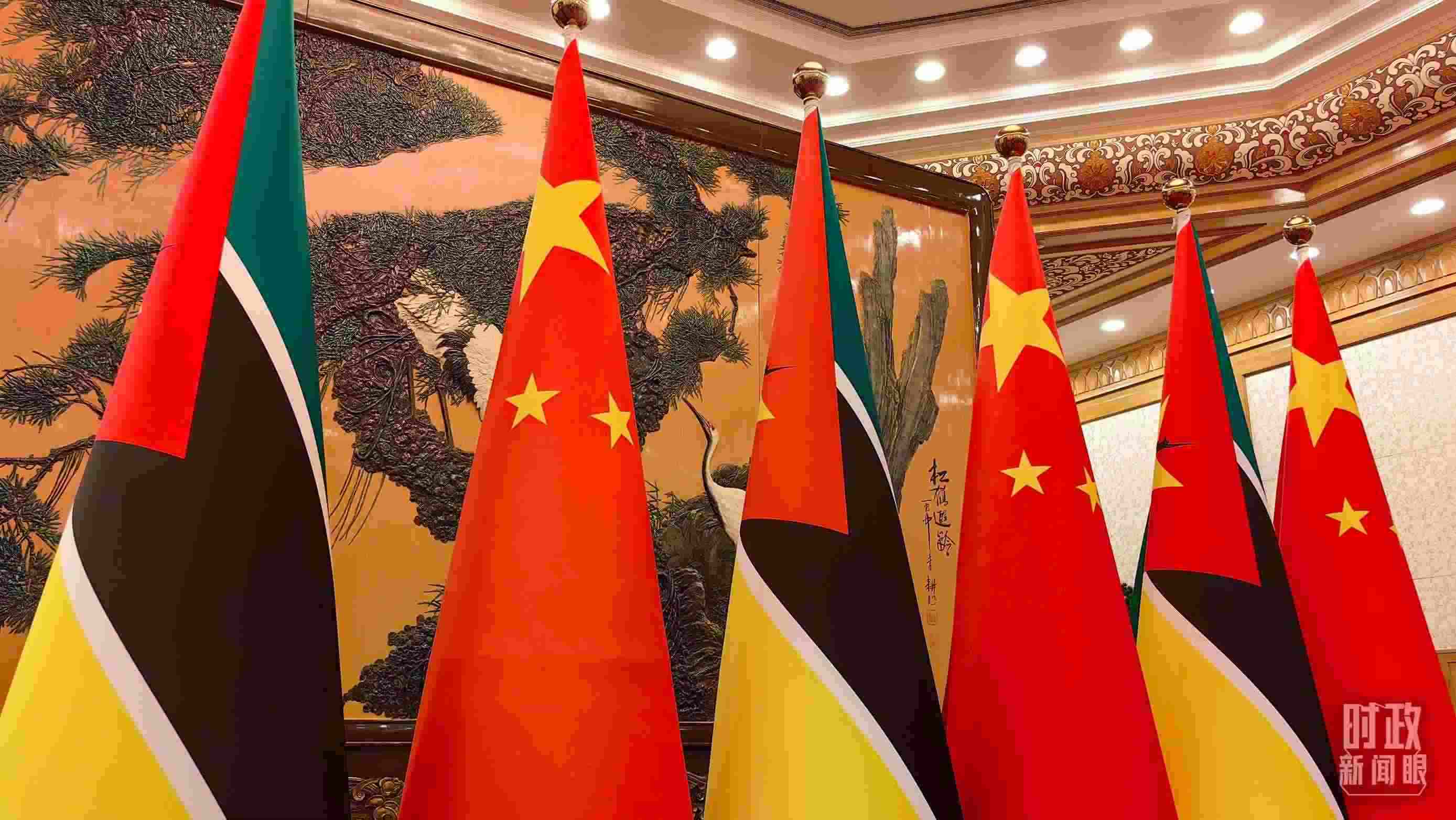△會見現(xiàn)場，中國、莫桑比克兩國國旗。（總臺央廣記者潘毅拍攝）