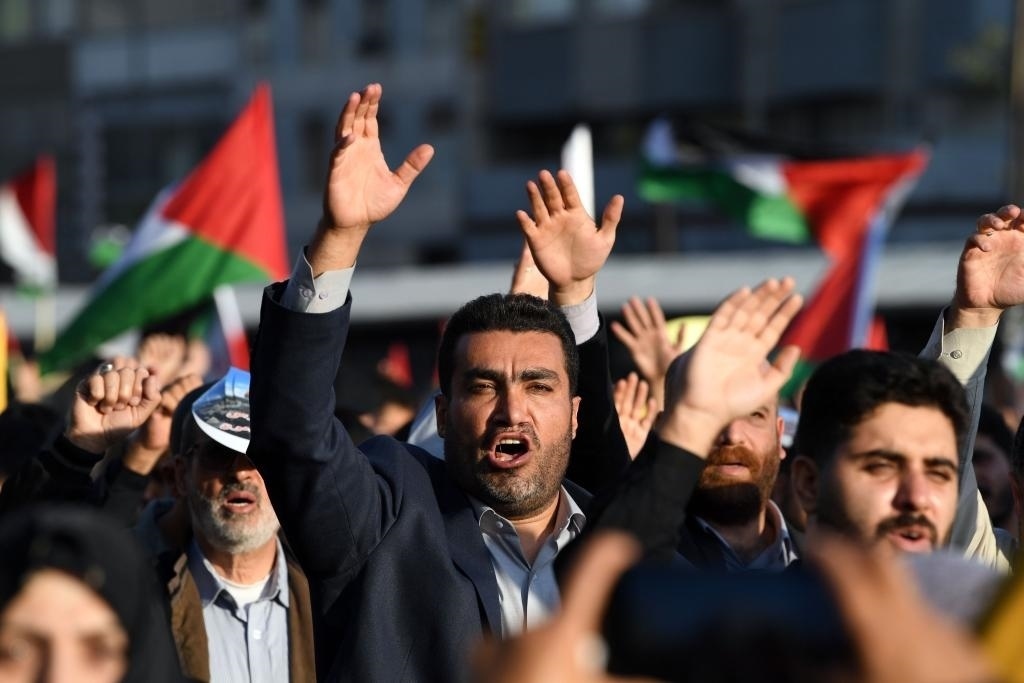 10月18日，人們在伊朗德黑蘭舉行集會。當日，突尼斯、土耳其、伊朗等多國民眾舉行集會，表達對巴勒斯坦人民的支持，并譴責針對加沙城醫(yī)院的襲擊。新華社記者 沙達提 攝