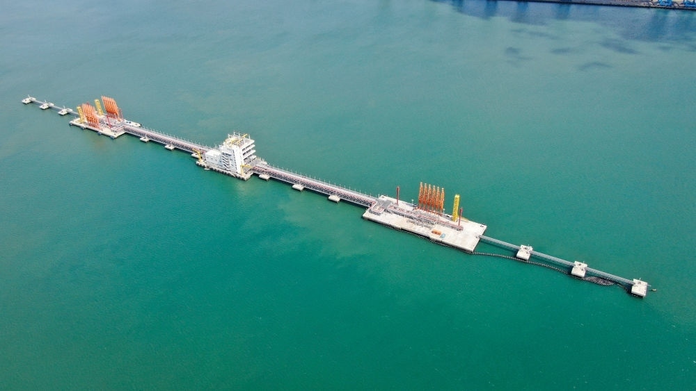 這是肯尼亞蒙巴薩油碼頭（2023年9月20日攝，無(wú)人機(jī)照片）。新華社發(fā)（中國(guó)交通建設(shè)股份有限公司肯尼亞蒙巴薩新建油碼頭項(xiàng)目部供圖）