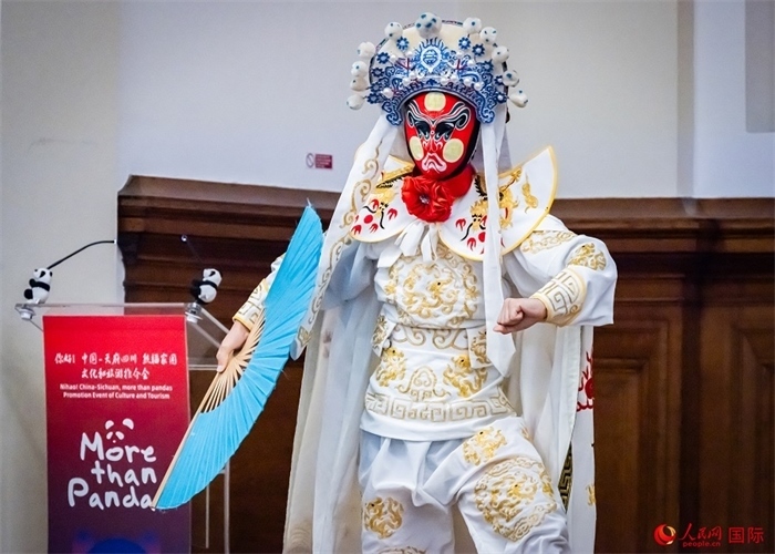 川劇絕活變臉表演。人民網(wǎng) 郭錦標(biāo)攝