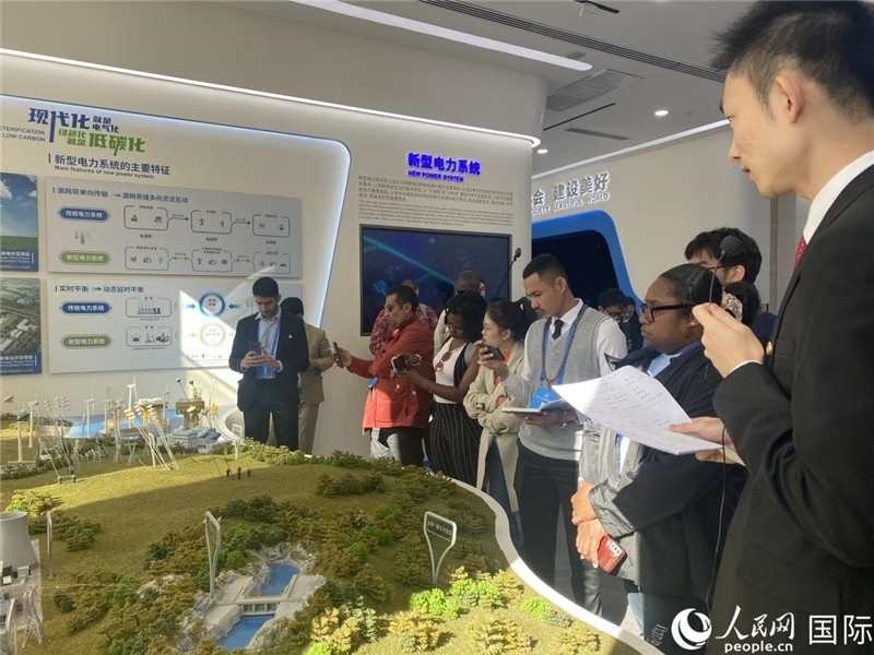 2023“一帶一路”媒體合作論壇聯(lián)合采訪(fǎng)團(tuán)參訪(fǎng)中國(guó)能建。人民網(wǎng)記者 于洋攝