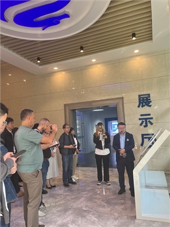 （在文瀾智谷中試產(chǎn)業(yè)基地，中外記者深入了解科技轉(zhuǎn)化情況 趙橙涔攝）