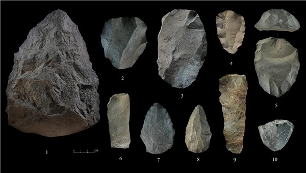 石制品 1.手斧 2、4、5.勒瓦婁哇石核（循環(huán)剝片法、優(yōu)先剝片法）3.勒瓦婁哇石葉石核 6.勒瓦婁哇石葉 7、8.勒瓦婁哇尖狀器 9.石葉 10.錐形石葉石核。中肯聯(lián)合考古隊供圖
