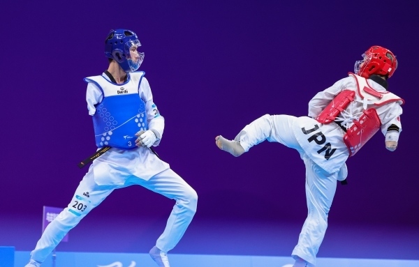 10月23日，杭州第4屆亞殘運(yùn)會(huì)跆拳道男子K44級(jí)58公斤級(jí)銅牌賽舉行。圖為烏茲別克斯坦隊(duì)選手桑賈貝克·穆赫托羅夫(左)和日本隊(duì)選手阿渡健太在比賽中。圖片來源：杭州亞殘組委會(huì)