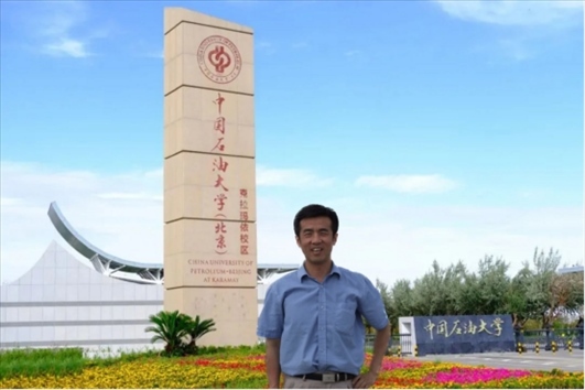 北京交通大學(xué)“銀齡教師”黃曉鳴。校方供圖