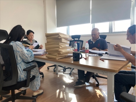 北京交通大學(xué)退休教師田立年與當(dāng)?shù)貛熒谝黄?。校方供圖