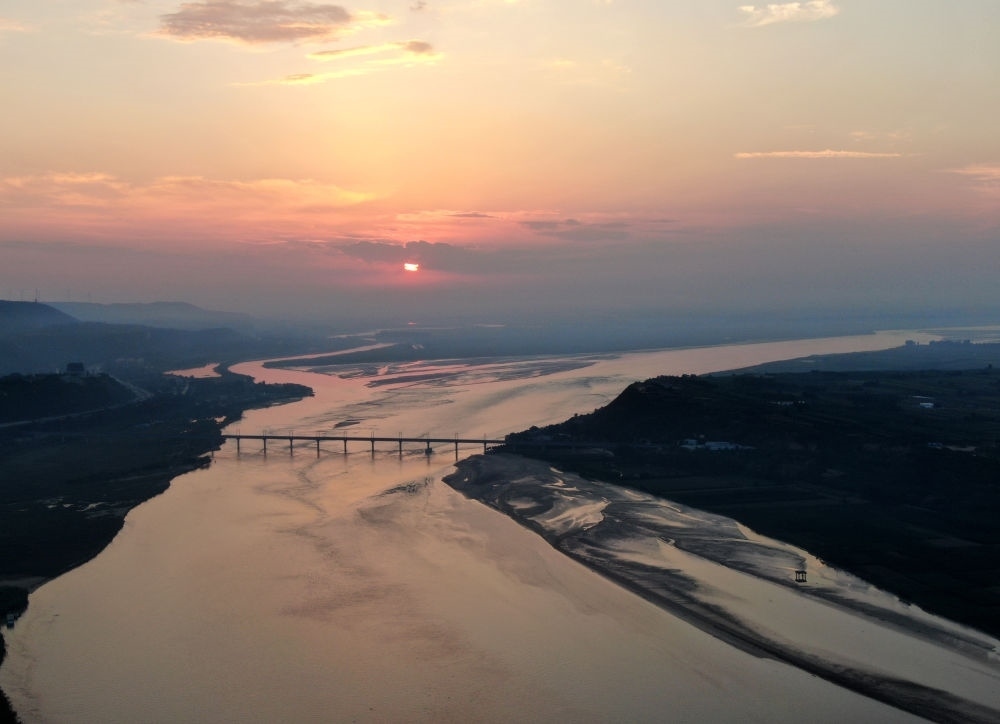 豫陜交界附近拍攝的黃河景色（2020年9月7日攝，無人機(jī)照片）。新華社記者 郝源 攝