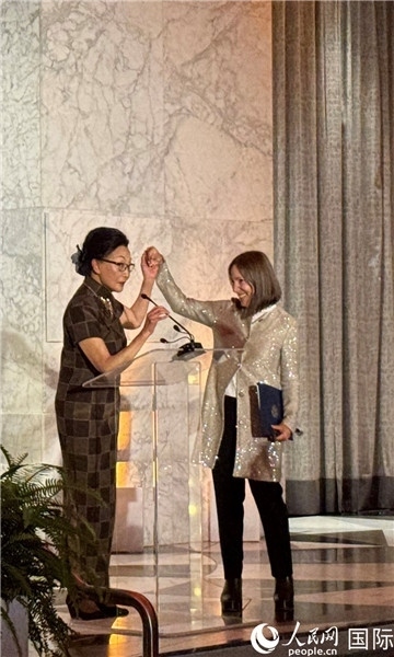 加州副州長(zhǎng)康伊蓮為方李邦琴獲獎(jiǎng)致辭。人民網(wǎng)記者 鄧圩攝