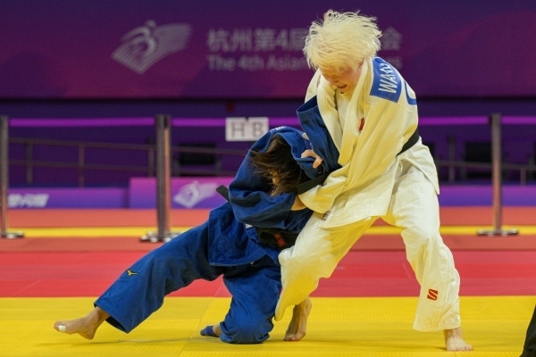10月24日，杭州第4屆亞殘運(yùn)會(huì)柔道女子J2級(jí)57公斤級(jí)決賽舉行。圖為中國(guó)隊(duì)選手王嘉楠（右）和日本隊(duì)選手廣瀨順子在比賽中。圖片來(lái)源：杭州亞殘組委