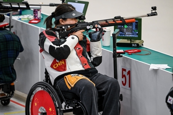 10月23日，杭州第4屆亞殘運(yùn)會(huì)射擊(R2)SH1級(jí)女子10米氣步槍立射資格賽舉行。圖為中國(guó)隊(duì)選手張翠平在比賽中。圖片來(lái)源：杭州亞殘組委