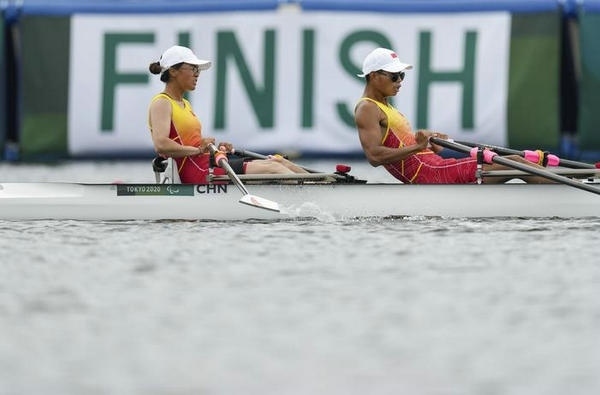 2021年8月29日，在東京殘奧會(huì)賽艇項(xiàng)目PR2級(jí)混合雙人雙槳決賽中，中國(guó)組合劉爽/蔣繼劍獲得銅牌。圖為劉爽（左）/蔣繼劍在比賽中。新華社記者 胡虎虎攝（資料圖）
