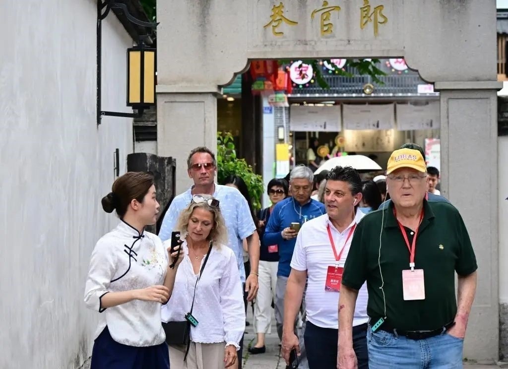 △2023年6月27日，“鼓嶺之友”部分成員和中美各界人士在福建福州南后街三坊七巷參觀訪問。