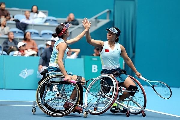 10月25日，杭州亞殘運(yùn)會(huì)輪椅網(wǎng)球女雙決賽，中國組合朱珍珍(右)/郭珞瑤慶祝得分。人民網(wǎng)記者 胡雪蓉?cái)z