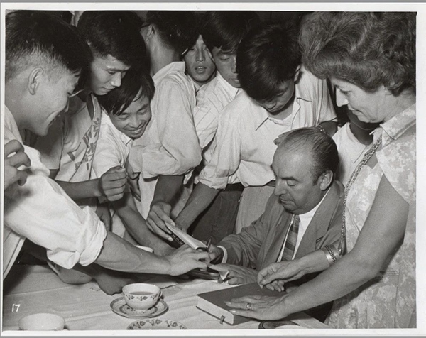 諾貝爾文學(xué)獎(jiǎng)得主巴勃羅·聶魯達(dá)與中國青年在一起（資料圖片）。中國美術(shù)館供圖