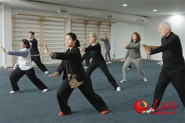 阿根廷武術(shù)俱樂部協(xié)會副會長陳敏正在教學(xué)。人民網(wǎng)記者 張若涵攝