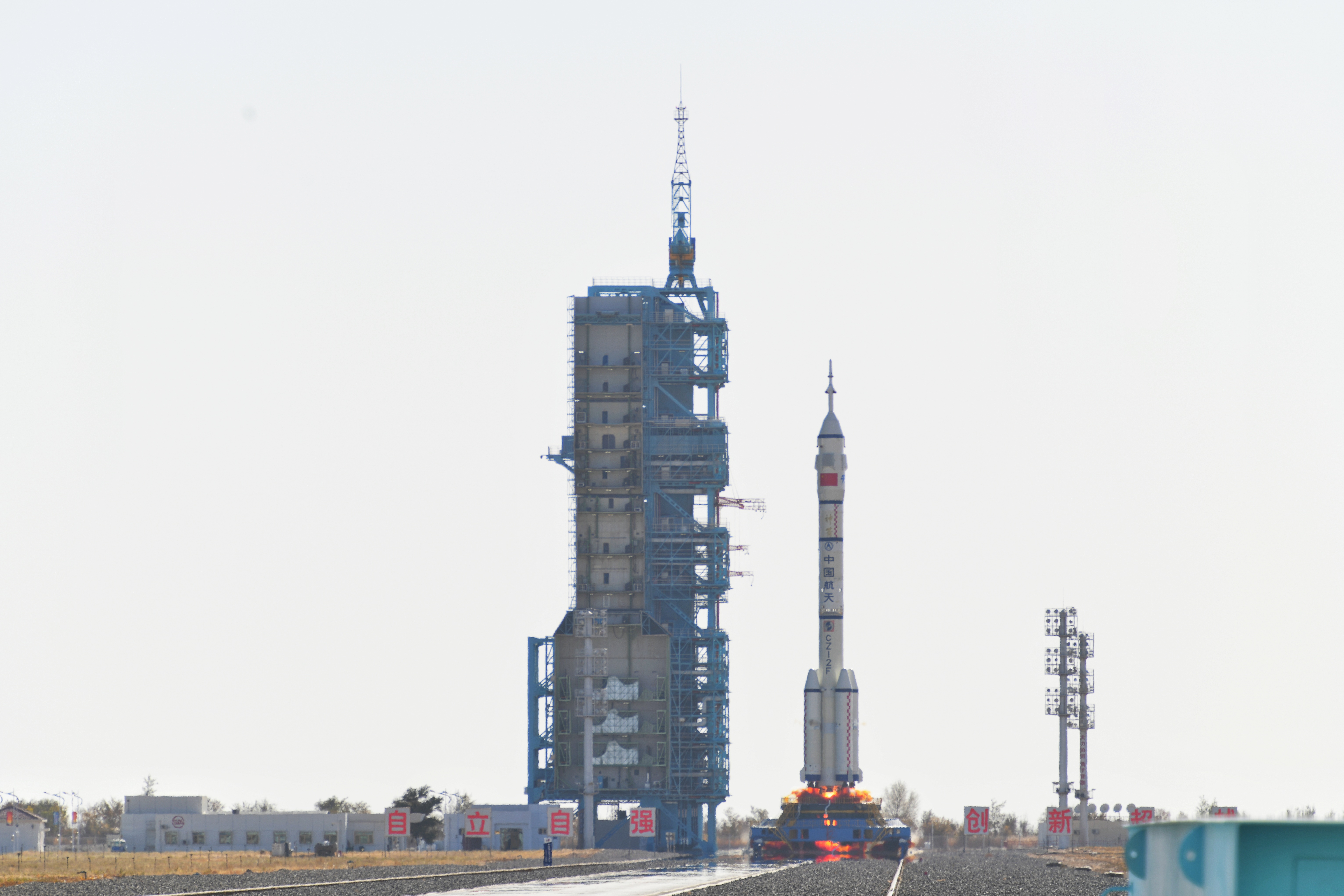 神舟十七號(hào)載人飛船發(fā)射升空震撼瞬間。人民網(wǎng) 張啟川攝