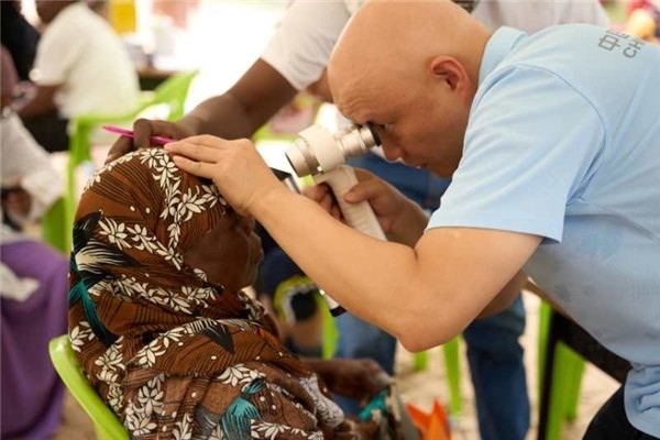 醫(yī)療隊(duì)為當(dāng)?shù)鼗颊吡x診。中國援桑醫(yī)療隊(duì)供圖