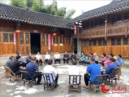 花垣縣石欄鎮(zhèn)朋巖村的院壩會。人民網(wǎng) 周靜圓攝