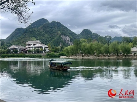 秋日的邊城鎮(zhèn)，青山滴翠、碧水含情。人民網(wǎng) 周靜圓攝