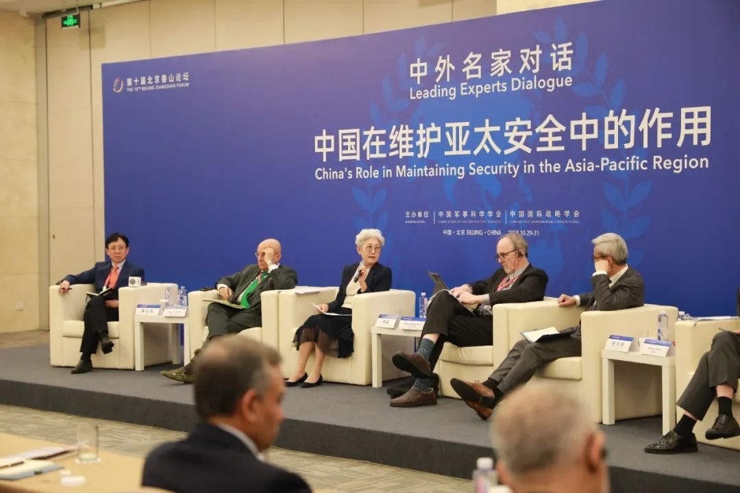 傅瑩（左三）反駁邁克爾·史文（左四）。斯基攝