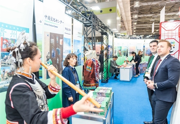 日本國際旅游博覽會(huì)中國展館的黎族非遺項(xiàng)目“鼻簫”表演。圖片由中國駐東京旅游辦事處提供